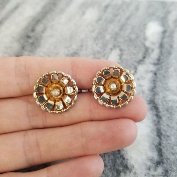 Vintage Flower Clip On Earrings, Screw Backs, Gold Tone, Retro 60s Style - Picture 1 of 5